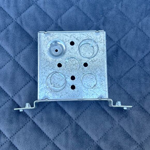 ─୨ৎ─ 4" Square Galvanized Electrical Junction Box W/ Bracket (4E-088) - Picture 2 of 4